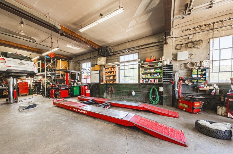 More Photos Of 21 Union St, Brampton Auto Repair For Sale