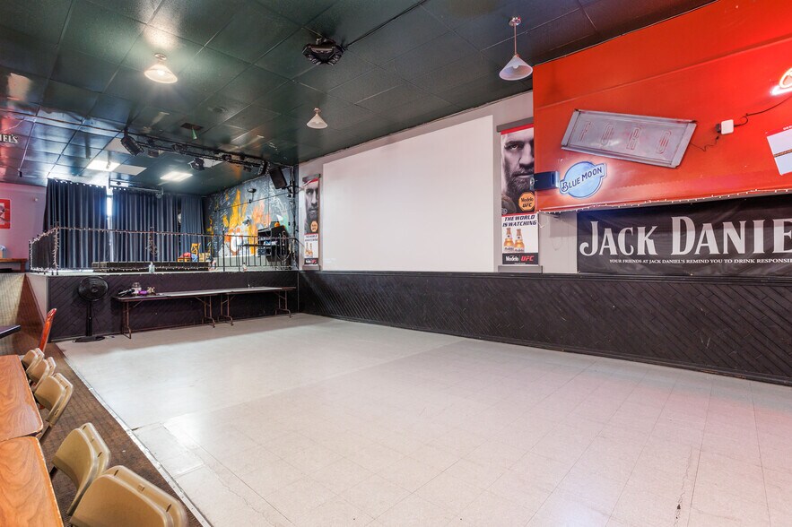 More Photos Of 149 E Main St, Hermiston Bar For Lease