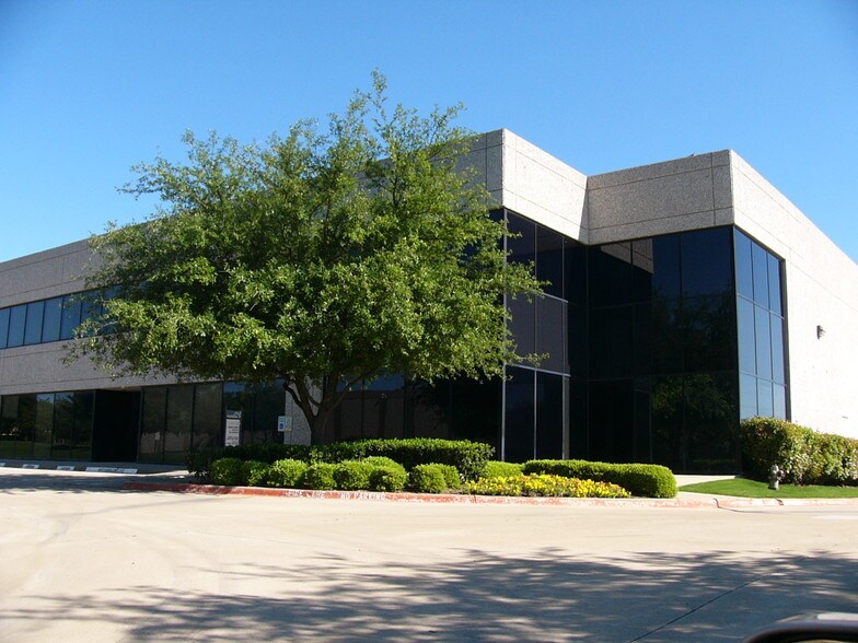 More Photos Of 3000-3080 Story Rd W, Irving Showroom For Lease