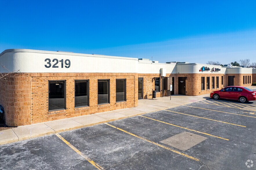 More Photos Of 3219 N Wilke Rd, Arlington Heights Office For Lease