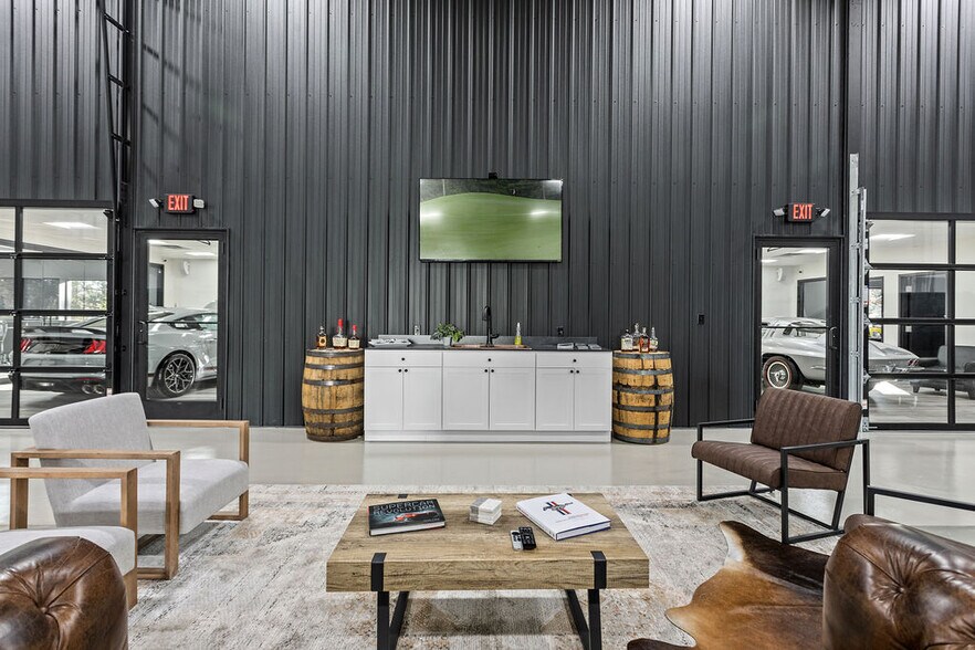 More Photos Of 3455 Centerpoint Dr, Grove City Warehouse For Lease