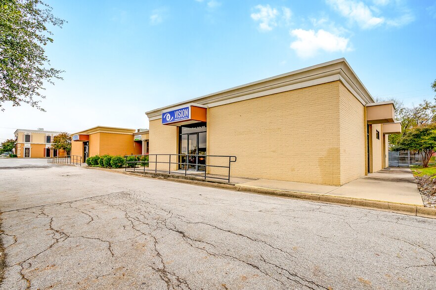 More Photos Of 1340 S main St, Grapevine Office For Lease