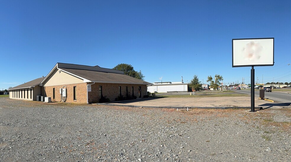 More Photos Of 2302 S Main St, Stuttgart Office For Sale