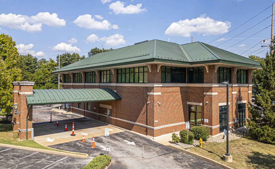 More Photos Of 105 N Lindbergh Blvd, Creve Coeur General Retail For Sale