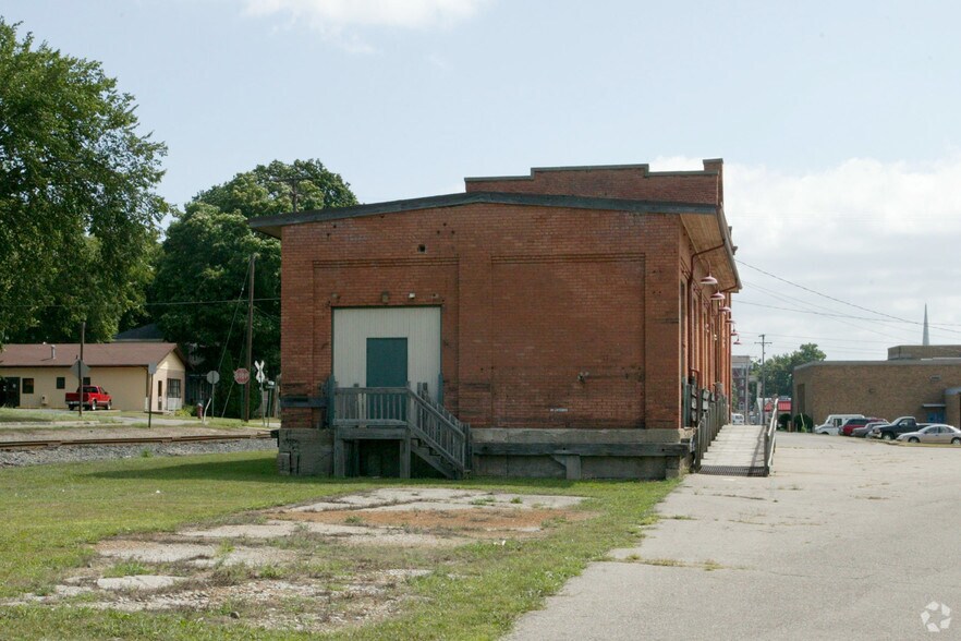 More Photos Of 301 N Clinton St, Albion Restaurant For Lease