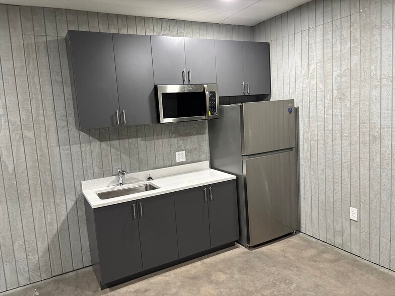 More Photos Of 6548 Ward Ave, Charleston Light Distribution For Lease