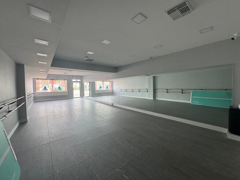 More Photos Of 1046-1048 Montauk Hwy, Copiague Freestanding For Lease