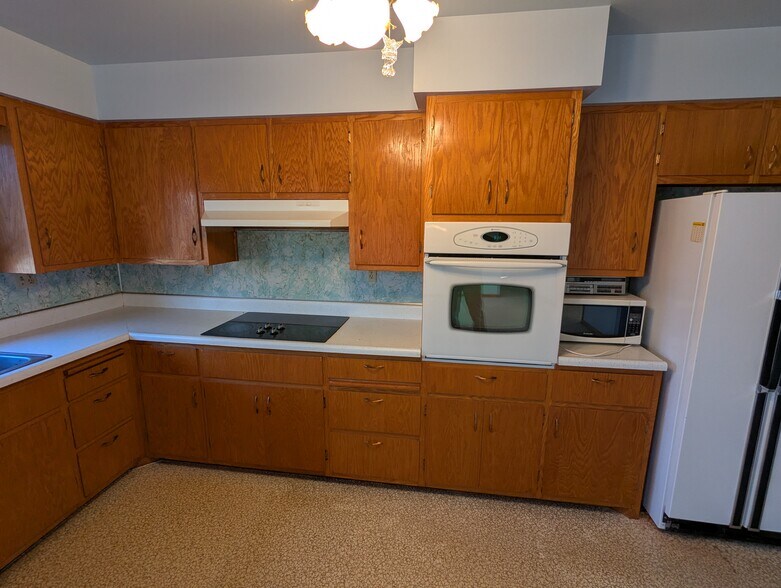 More Photos Of 340 Elm St E, Canova Sports And Entertainment For Sale