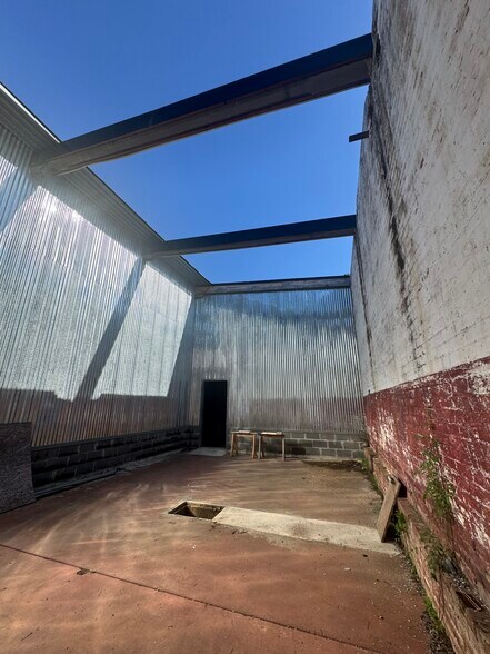 More Photos Of 503 N Broad St, Bainbridge Light Manufacturing For Lease