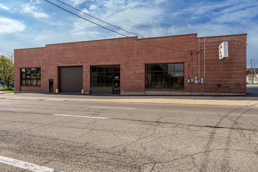 More Photos Of 727 1st Ave, Rockford Industrial For Sale