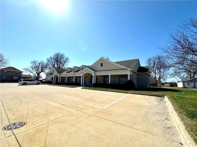 More Photos Of 909-921 Lake Land Blvd, Mattoon Office For Sale