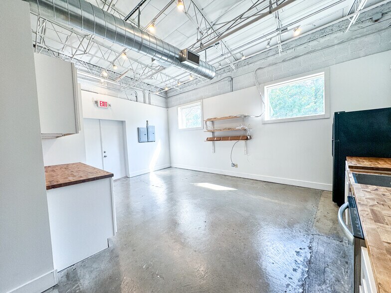 More Photos Of 920 Dauphin St, Mobile Office For Sale