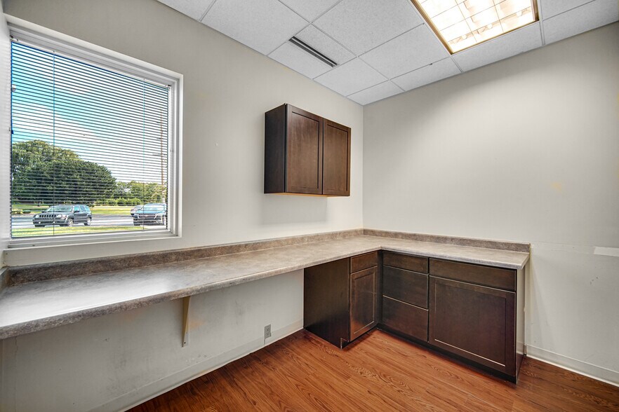More Photos Of 9711 Valparaiso Dr, Munster Medical For Lease