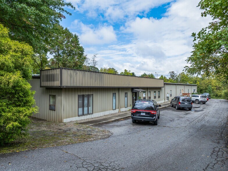 More Photos Of 81 Monticello Rd, Weaverville Showroom For Sale