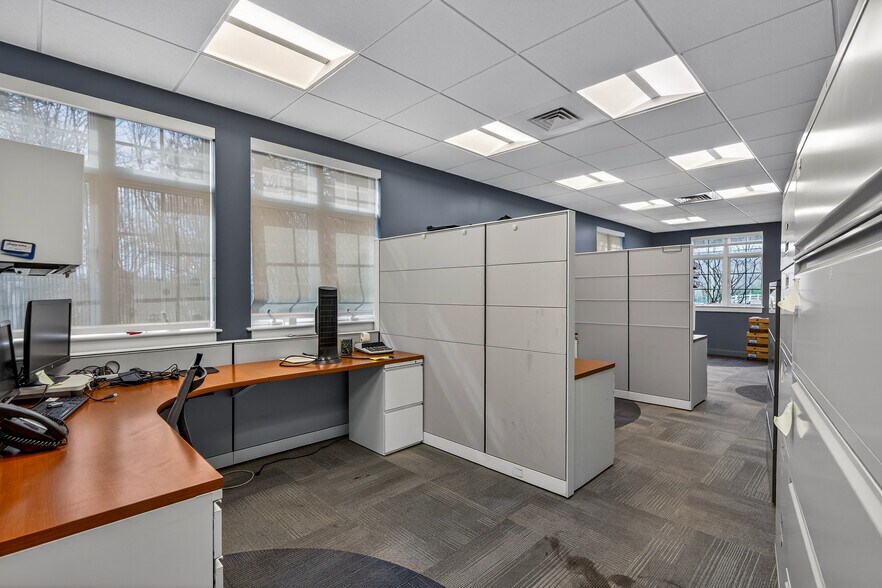 More Photos Of 60-62 Hyde Ave, Vernon Storefront Retail Office For Sale