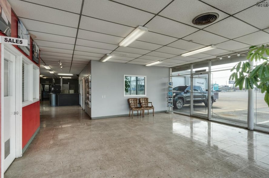 More Photos Of 2901 Jasper St, Wichita Falls Office For Sale