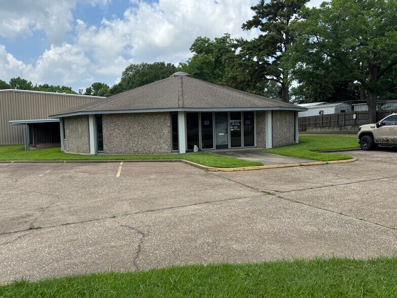 More Photos Of 1208 S Chestnut St, Lufkin Showroom For Sale