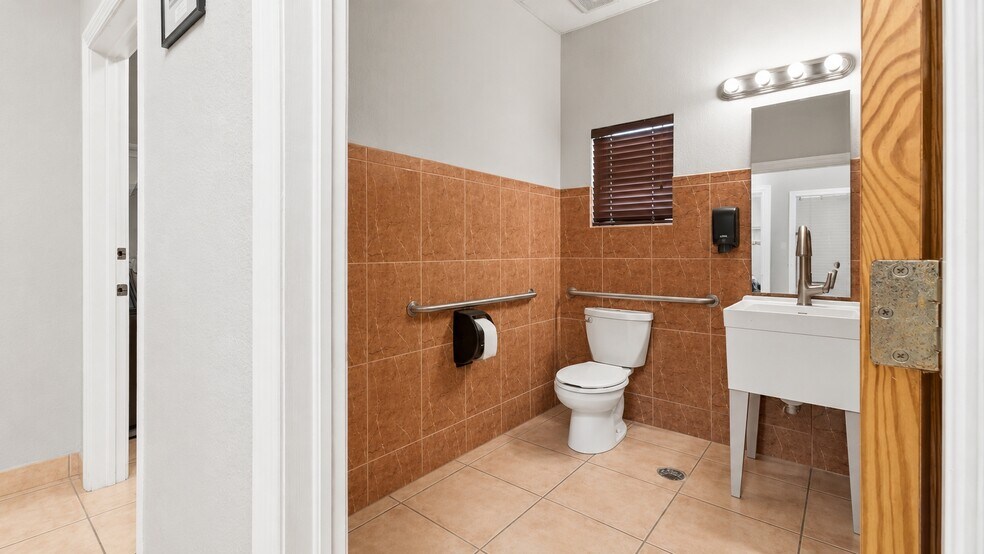 More Photos Of 14701 SW 137th St, Miami Light Distribution For Lease