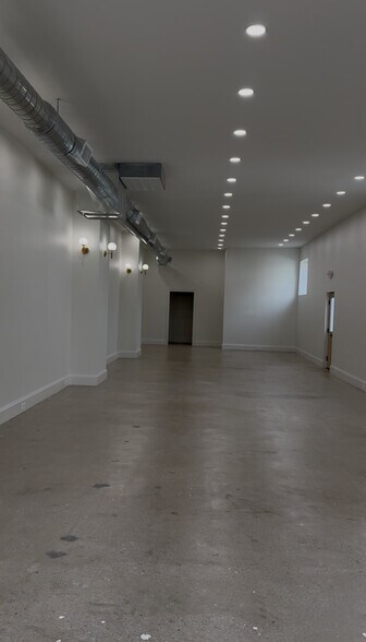 More Photos Of 6916 Daisy Ave, Independence Showroom For Lease