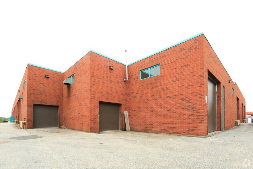 More Photos Of 122 Saunders Rd, Barrie Warehouse For Lease