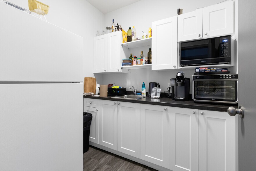 More Photos Of 5220 Av Du Parc, Montréal Office For Sale