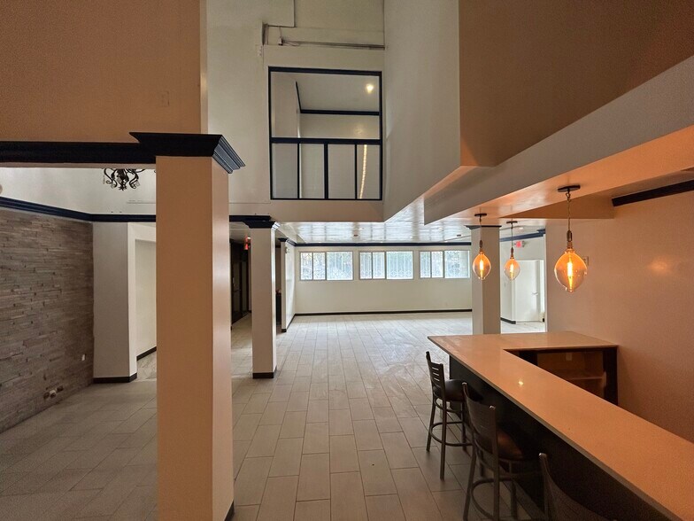 More Photos Of 1032 S Western Ave, Los Angeles Bar For Lease