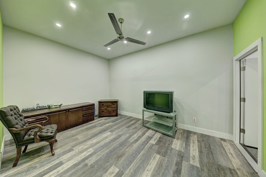 More Photos Of 110 Eds Way, Kerrville Service For Sale