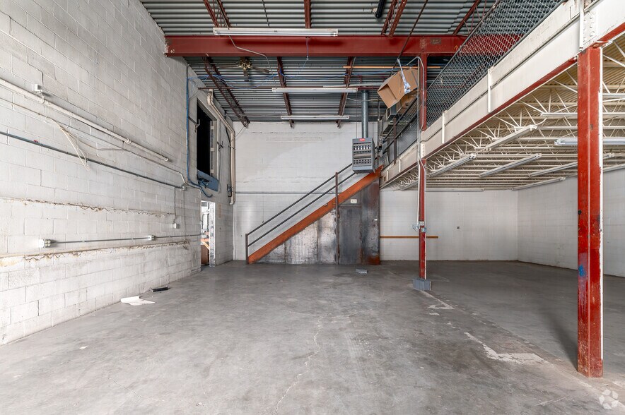 More Photos Of 630 Maryland Ave, Charleston Warehouse For Lease