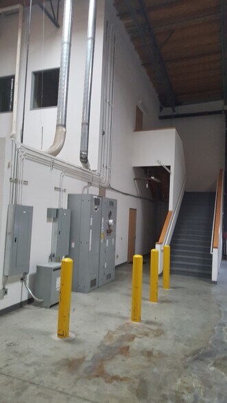 More Photos Of 28875 Industry Dr, Valencia Warehouse For Lease