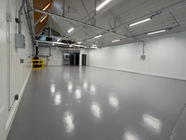 More Photos Of 2501-2503 Deborah Ave, Zion Manufacturing For Lease