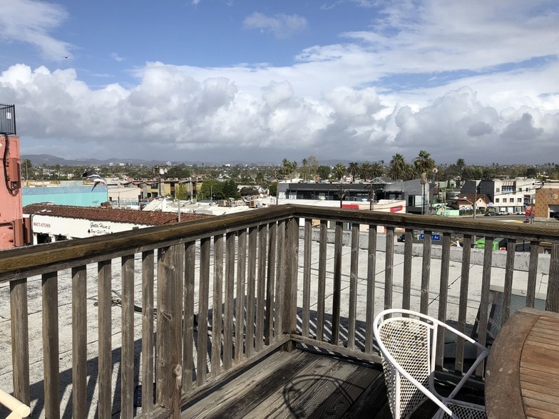 More Photos Of 80 Windward Ave, Venice Storefront Retail Office For Lease