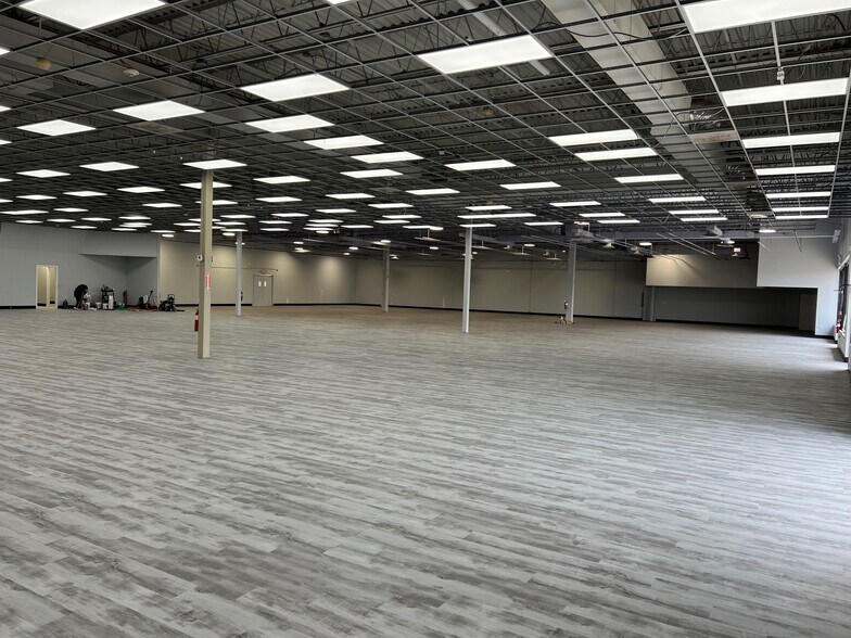 More Photos Of 1194 N Kinzie Ave, Bradley General Retail For Lease