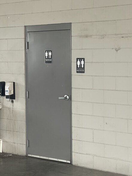 More Photos Of 1923 M 40, Holland Warehouse For Lease