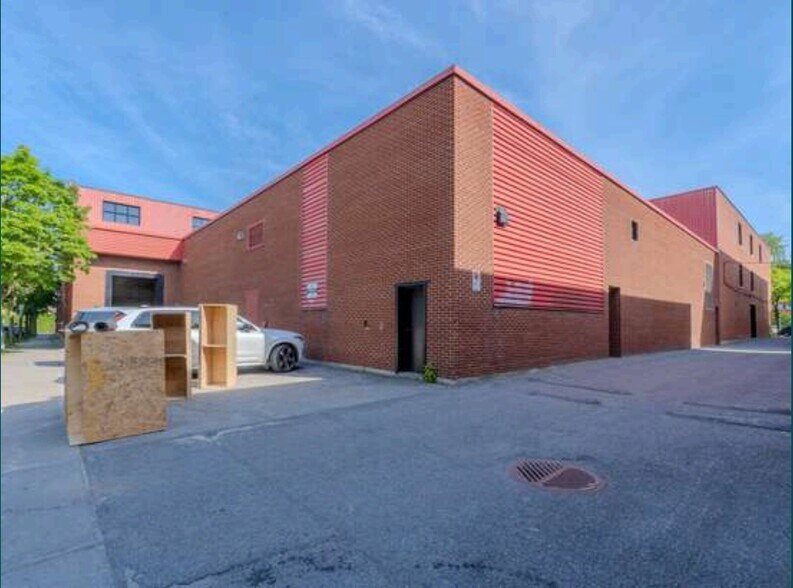 More Photos Of 6674 Av De L'esplanade, Montréal Industrial For Lease