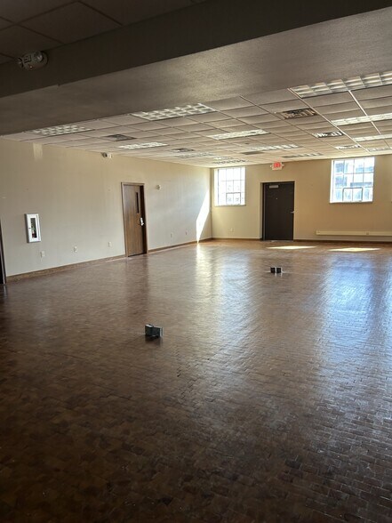 More Photos Of 219 E Washington Ave, Oshkosh Office For Sale