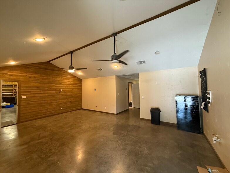 More Photos Of 10015 FM 751, Quinlan Flex For Sale