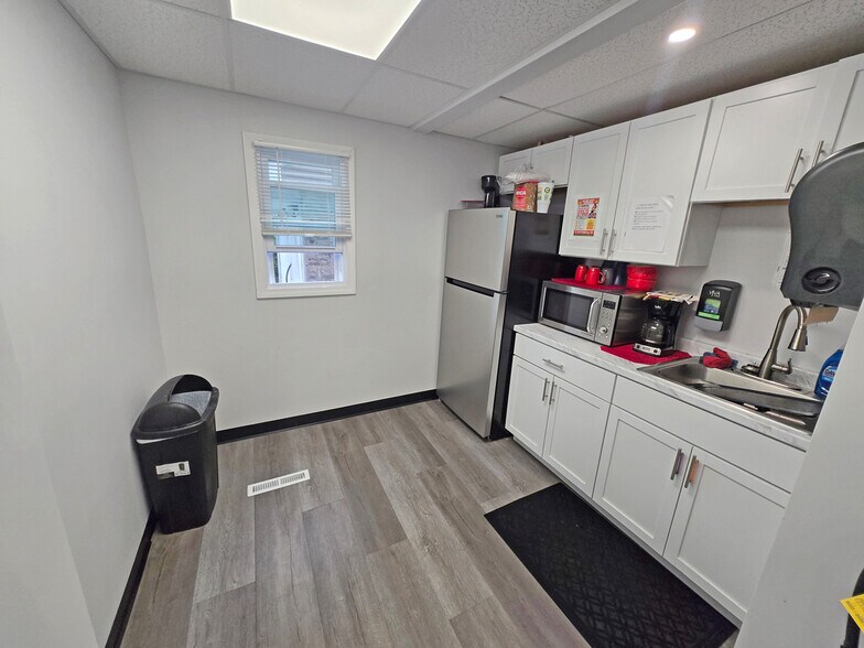 More Photos Of 908 Belmont Ave, Springfield Storefront Retail Residential For Sale