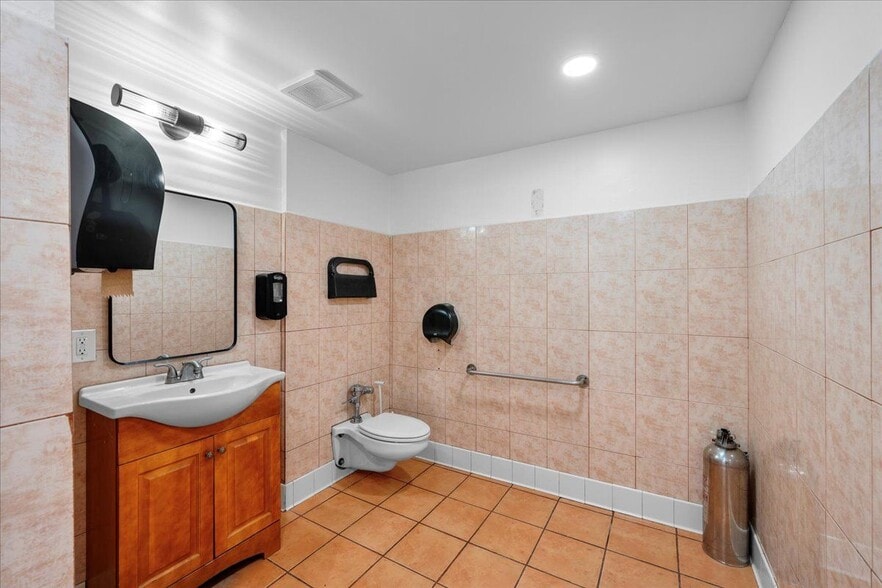 More Photos Of 3814 W 139th St, Hawthorne Warehouse For Sale