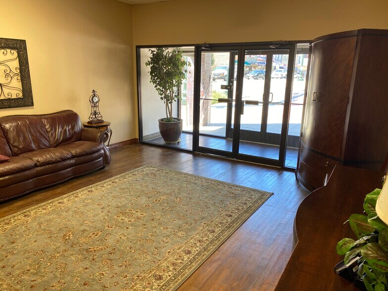 More Photos Of 121 W Hickory St, Denton Office Residential For Lease