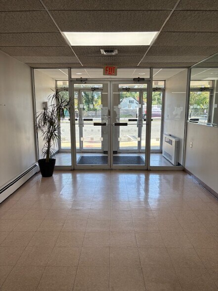 More Photos Of 142 Mineola Ave, Roslyn Heights Office For Sale