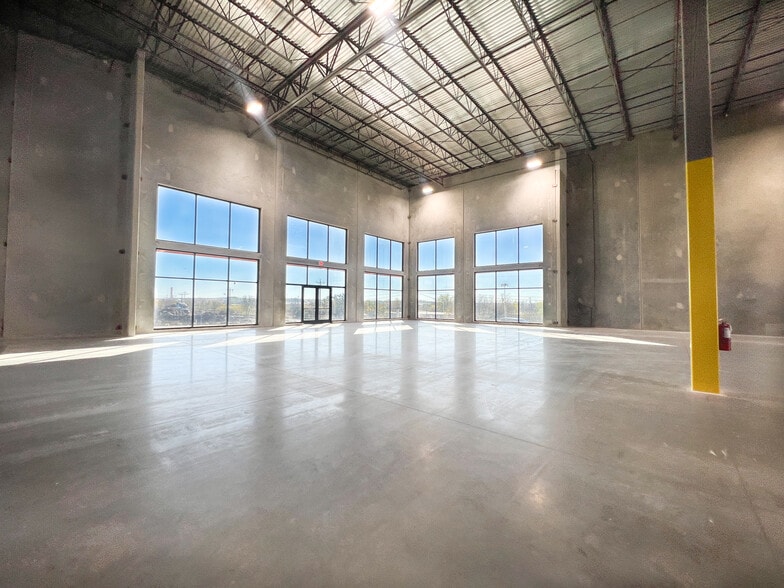 More Photos Of 11708 McAngus Rd, Del Valle Warehouse For Lease