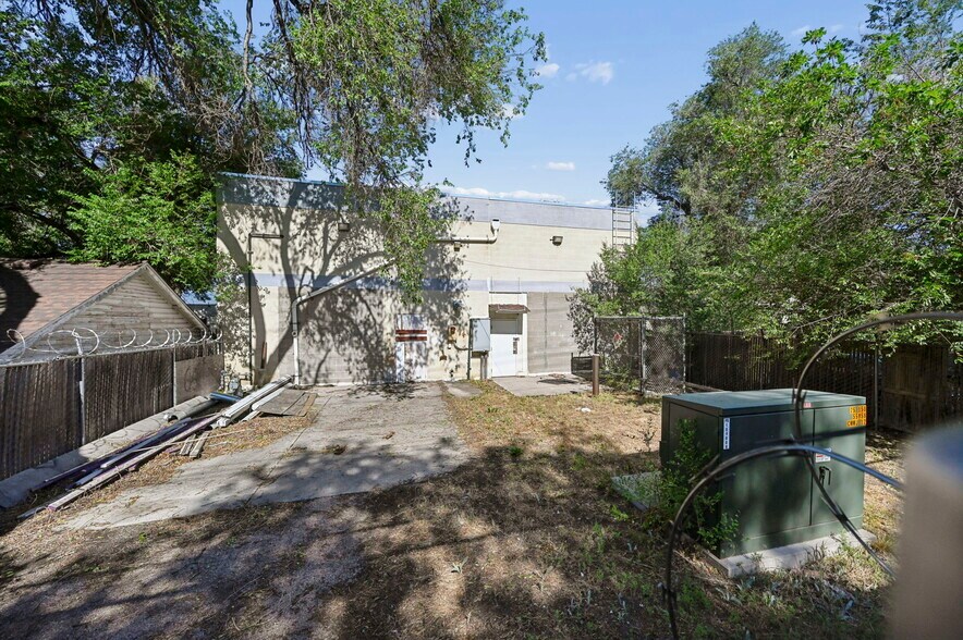More Photos Of 319 N Bonfoy Ave, Colorado Springs Warehouse For Lease