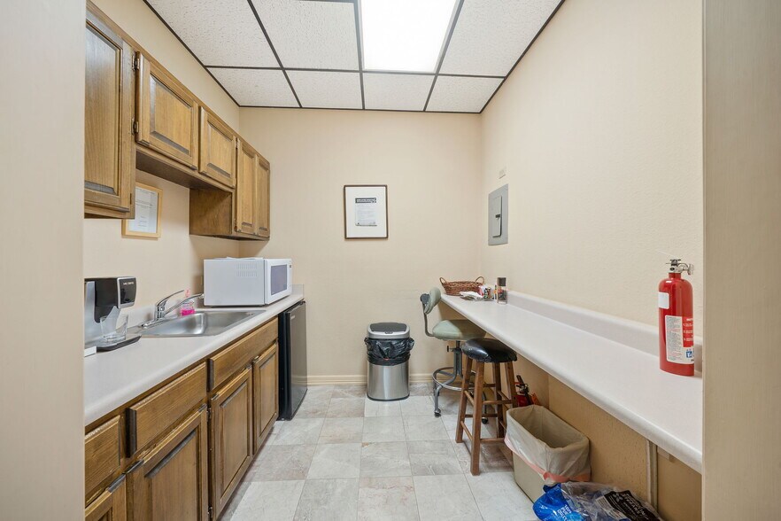 More Photos Of 10924 Vance Jackson Rd, San Antonio Medical For Lease