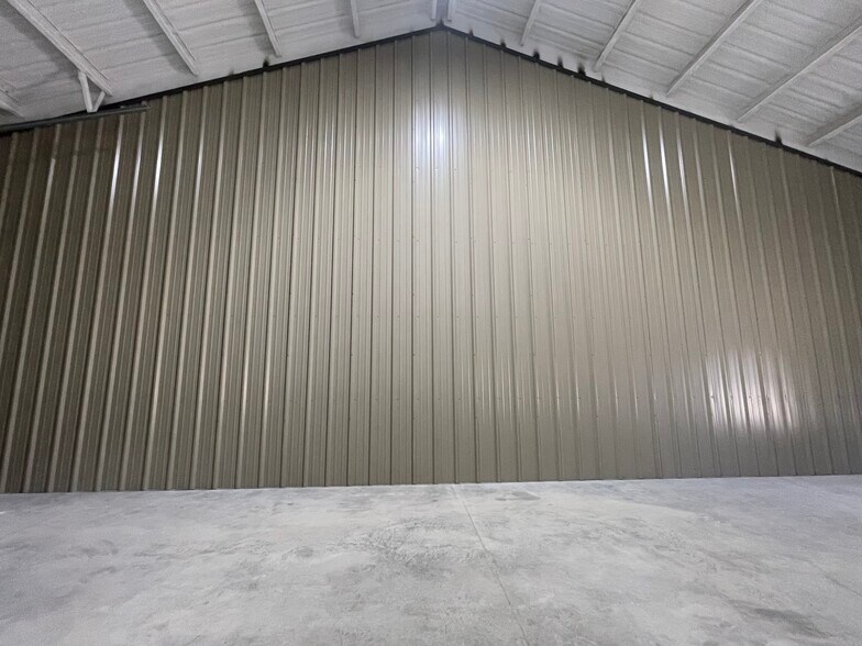 More Photos Of 615 FM 371, Gainesville Showroom For Lease