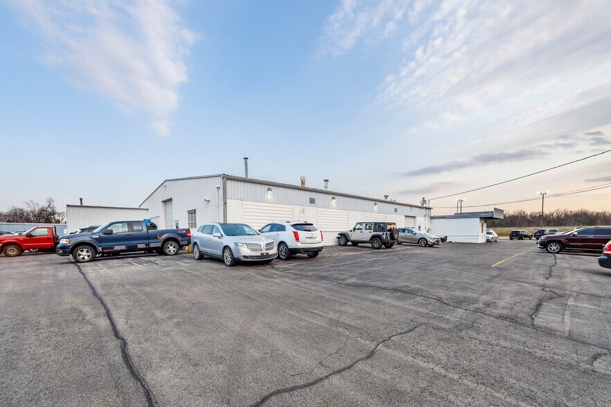More Photos Of 515 E Wisconsin St, Portage Auto Dealership For Sale