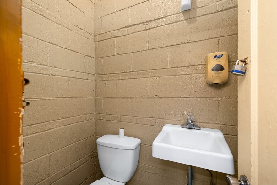 More Photos Of 506 N Main St, Emporia General Retail For Sale