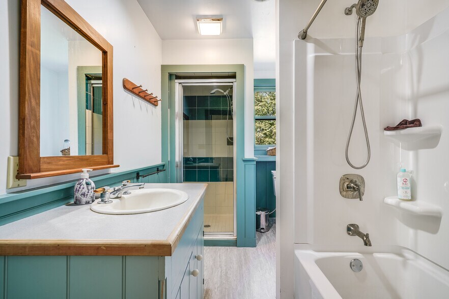 More Photos Of 3 Elm Hill Rd, Peterborough Freestanding For Sale