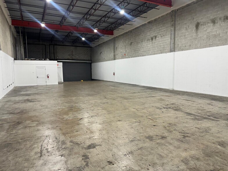 More Photos Of 1700-1744 NW 82nd Ave, Doral Warehouse For Lease
