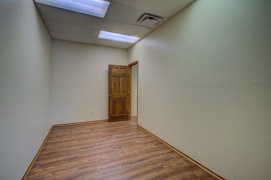 More Photos Of 2830 NW 32nd St, Newcastle Office For Sale