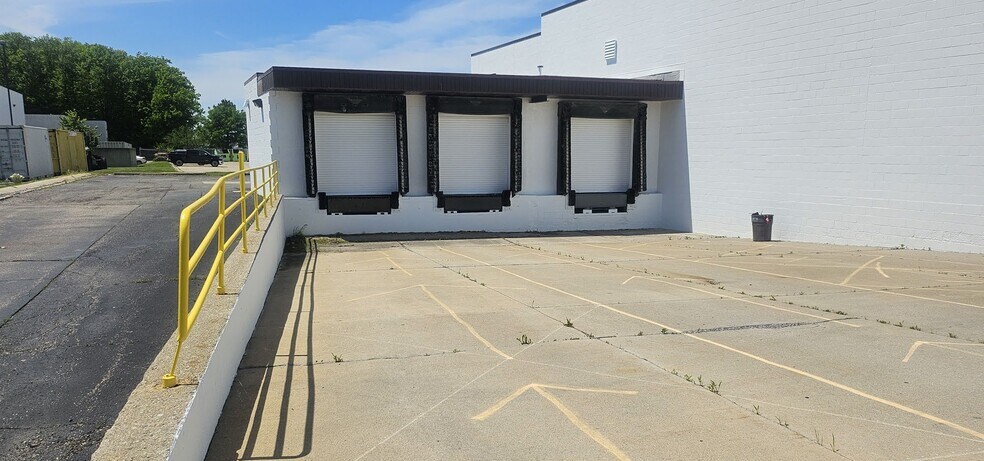 More Photos Of 1700-1704 E Avis Dr, Madison Heights Warehouse For Lease